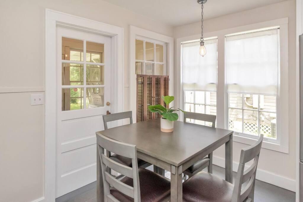 Stylish 3 Bedroom Home Close To Downtown Mobile Exterior foto